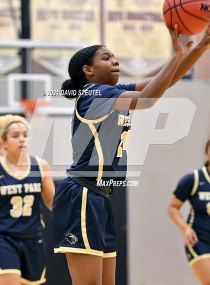 Thumbnail 3 in West Park vs. Oakmont (Nighthawk Christmas Classic) photogallery.