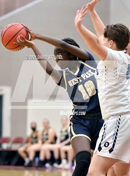 Thumbnail 3 in West Park vs. Oakmont (Nighthawk Christmas Classic) photogallery.