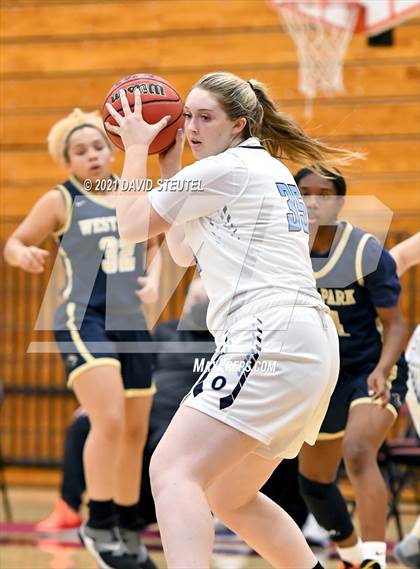 Thumbnail 3 in West Park vs. Oakmont (Nighthawk Christmas Classic) photogallery.