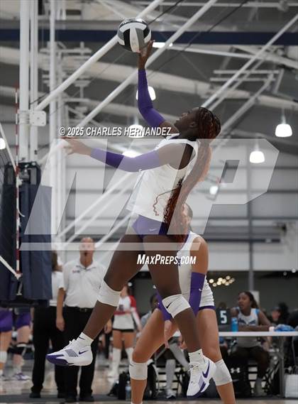 Thumbnail 2 in East View vs Klein Cain (Legends Invitational) photogallery.