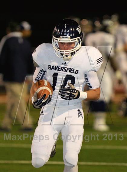 Thumbnail 1 in Bakersfield vs. Mission Hills (CIF SoCal D1 Regional Final) photogallery.
