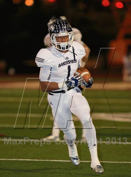 Thumbnail 3 in Bakersfield vs. Mission Hills (CIF SoCal D1 Regional Final) photogallery.
