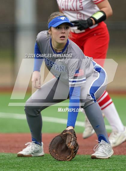 Thumbnail 2 in Lake Belton vs. Friendswood (NFCA Leadoff Classic) photogallery.