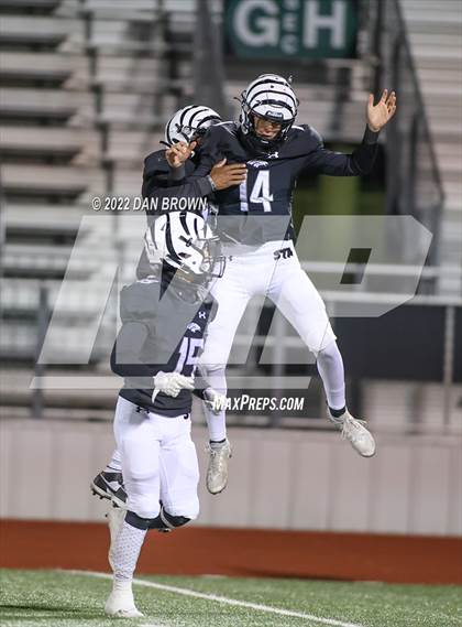 Thumbnail 3 in Mineola vs Grandview (UIL 3A D1 Area Playoff) photogallery.