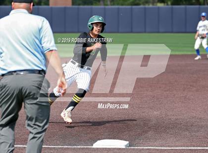 Thumbnail 3 in Benbrook vs. Spring Hill (UIL 4A Regional Semifinal) photogallery.