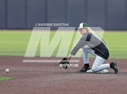 Thumbnail 2 in Benbrook vs. Spring Hill (UIL 4A Regional Semifinal) photogallery.