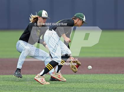 Thumbnail 3 in Benbrook vs. Spring Hill (UIL 4A Regional Semifinal) photogallery.