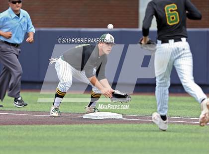 Thumbnail 3 in Benbrook vs. Spring Hill (UIL 4A Regional Semifinal) photogallery.