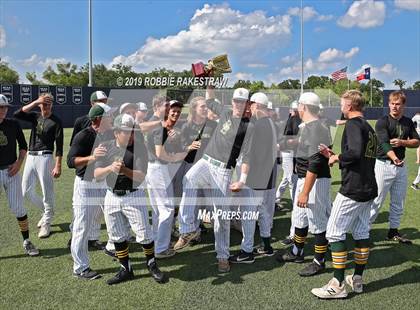 Thumbnail 2 in Benbrook vs. Spring Hill (UIL 4A Regional Semifinal) photogallery.