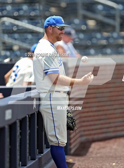Thumbnail 2 in Benbrook vs. Spring Hill (UIL 4A Regional Semifinal) photogallery.