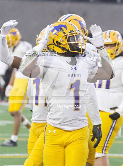 Thumbnail 1 in Grant vs. La Serna (CIF Division 2-AA State Final) photogallery.