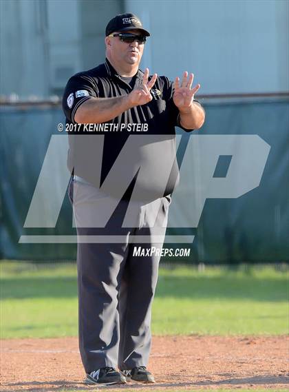 Thumbnail 2 in Berwick vs. Buckeye (LHSAA 3A Quarterfinal) photogallery.