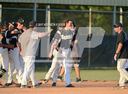 Thumbnail 2 in Berwick vs. Buckeye (LHSAA 3A Quarterfinal) photogallery.