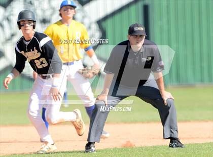 Thumbnail 2 in Berwick vs. Buckeye (LHSAA 3A Quarterfinal) photogallery.