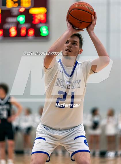 Thumbnail 3 in Wolfe City vs. Lindsay photogallery.