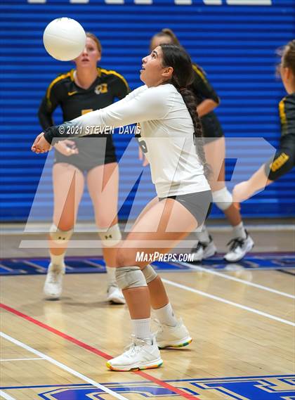 Thumbnail 1 in Gilbert vs. O'Connor photogallery.