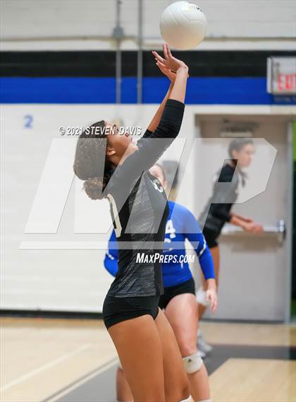 Thumbnail 2 in Gilbert vs. O'Connor photogallery.
