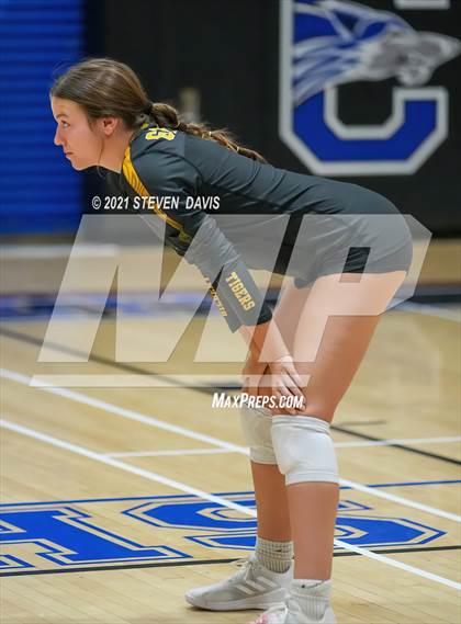 Thumbnail 1 in Gilbert vs. O'Connor photogallery.
