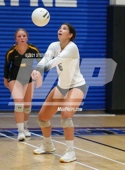 Thumbnail 1 in Gilbert vs. O'Connor photogallery.
