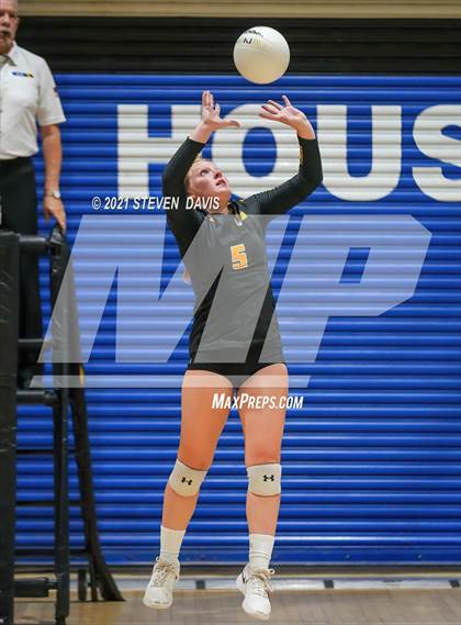 Thumbnail 3 in Gilbert vs. O'Connor photogallery.