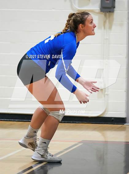 Thumbnail 3 in Gilbert vs. O'Connor photogallery.