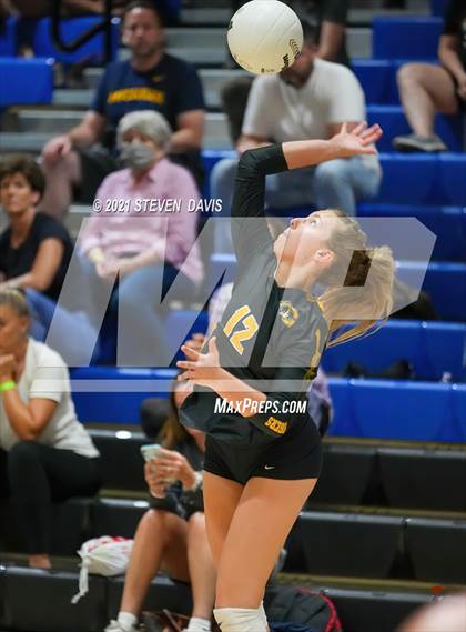 Thumbnail 1 in Gilbert vs. O'Connor photogallery.