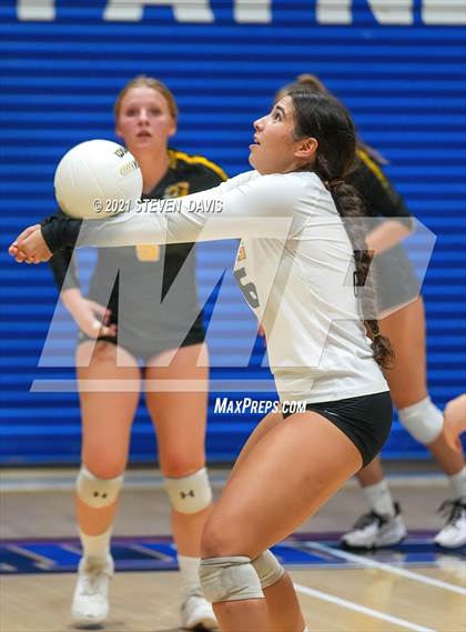 Thumbnail 2 in Gilbert vs. O'Connor photogallery.
