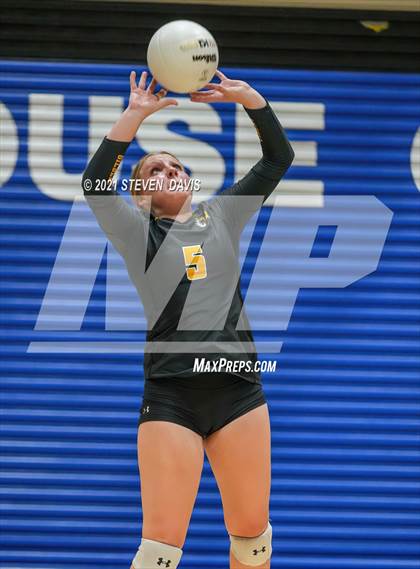 Thumbnail 1 in Gilbert vs. O'Connor photogallery.