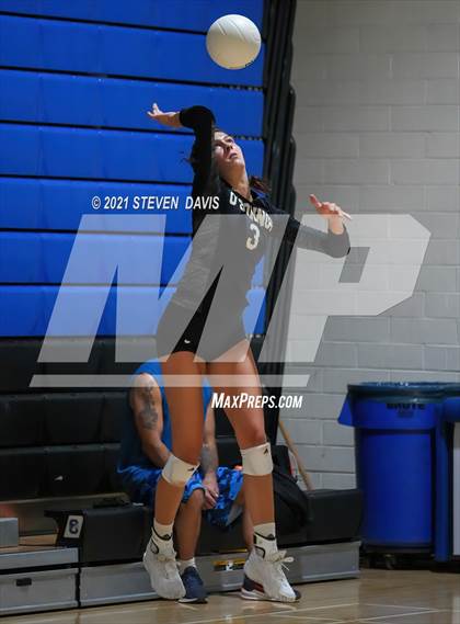 Thumbnail 1 in Gilbert vs. O'Connor photogallery.