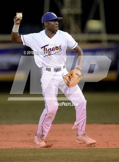 Thumbnail 3 in Bourgeois @ Thibodaux photogallery.