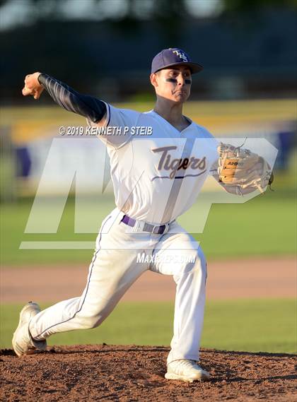 Thumbnail 1 in Bourgeois @ Thibodaux photogallery.
