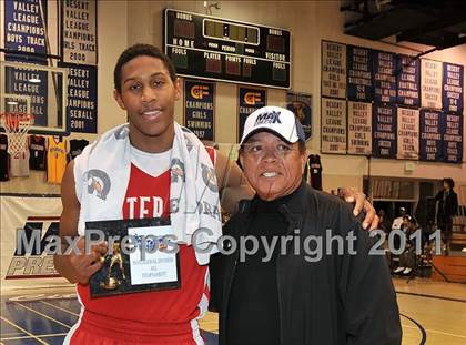 Thumbnail 2 in Mater Dei vs. Lincoln (MaxPreps Holiday Classic) photogallery.