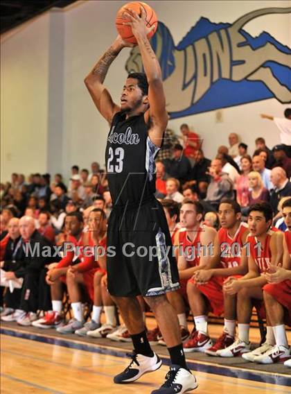 Thumbnail 2 in Mater Dei vs. Lincoln (MaxPreps Holiday Classic) photogallery.