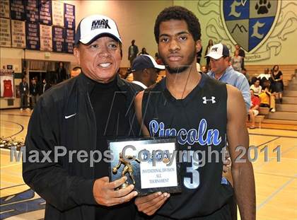 Thumbnail 2 in Mater Dei vs. Lincoln (MaxPreps Holiday Classic) photogallery.