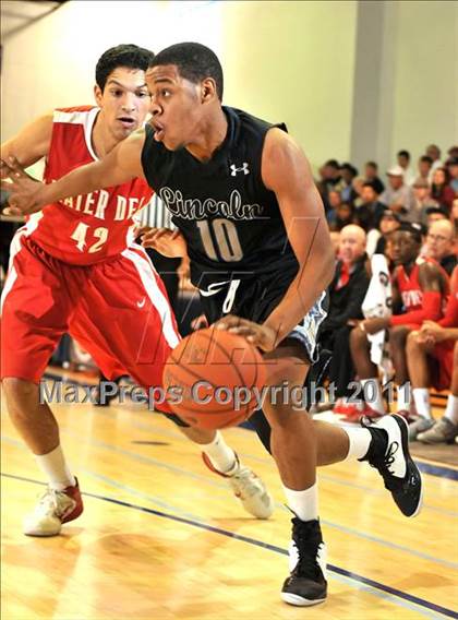 Thumbnail 2 in Mater Dei vs. Lincoln (MaxPreps Holiday Classic) photogallery.