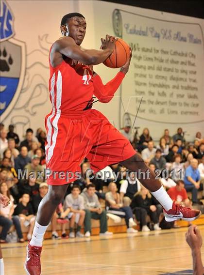 Thumbnail 3 in Mater Dei vs. Lincoln (MaxPreps Holiday Classic) photogallery.