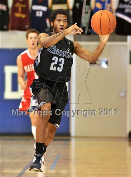 Thumbnail 3 in Mater Dei vs. Lincoln (MaxPreps Holiday Classic) photogallery.