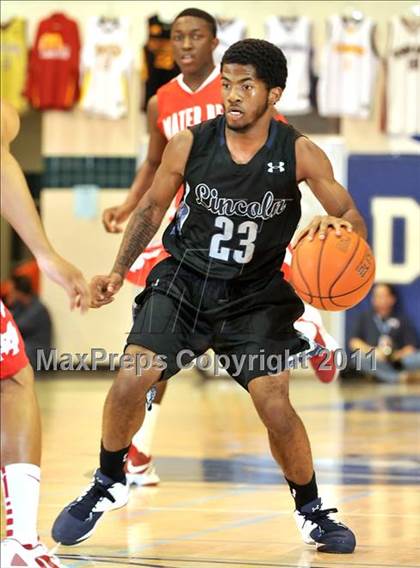 Thumbnail 3 in Mater Dei vs. Lincoln (MaxPreps Holiday Classic) photogallery.