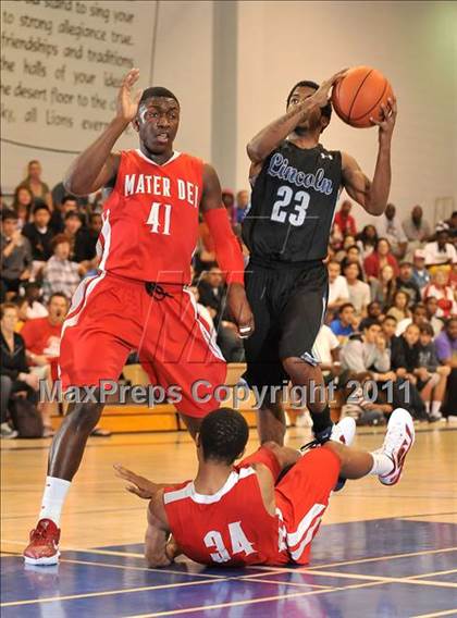 Thumbnail 2 in Mater Dei vs. Lincoln (MaxPreps Holiday Classic) photogallery.
