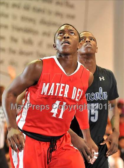 Thumbnail 2 in Mater Dei vs. Lincoln (MaxPreps Holiday Classic) photogallery.