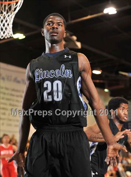 Thumbnail 1 in Mater Dei vs. Lincoln (MaxPreps Holiday Classic) photogallery.