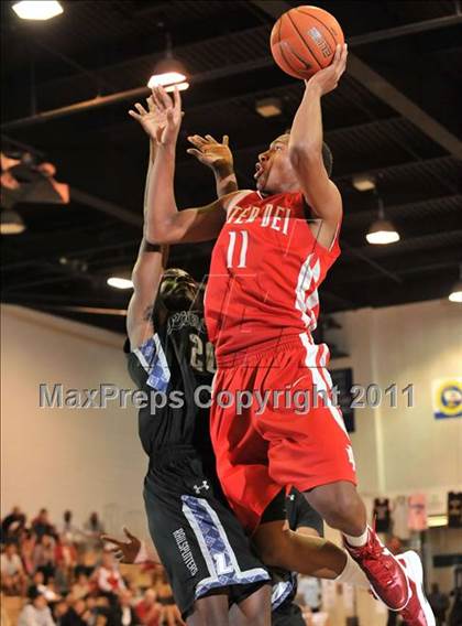 Thumbnail 3 in Mater Dei vs. Lincoln (MaxPreps Holiday Classic) photogallery.