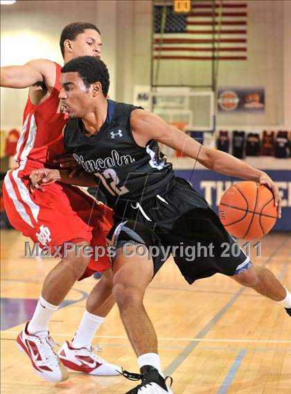 Thumbnail 3 in Mater Dei vs. Lincoln (MaxPreps Holiday Classic) photogallery.