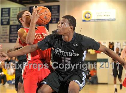 Thumbnail 2 in Mater Dei vs. Lincoln (MaxPreps Holiday Classic) photogallery.