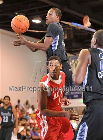 Thumbnail 2 in Mater Dei vs. Lincoln (MaxPreps Holiday Classic) photogallery.