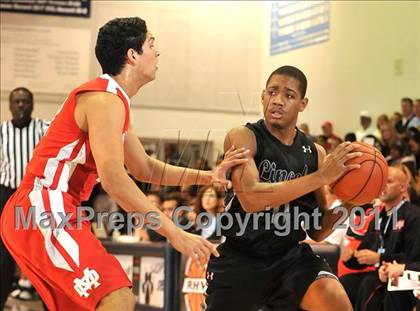 Thumbnail 3 in Mater Dei vs. Lincoln (MaxPreps Holiday Classic) photogallery.