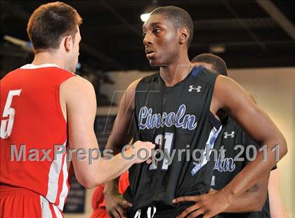 Thumbnail 2 in Mater Dei vs. Lincoln (MaxPreps Holiday Classic) photogallery.