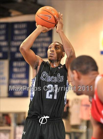 Thumbnail 3 in Mater Dei vs. Lincoln (MaxPreps Holiday Classic) photogallery.
