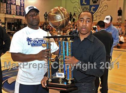 Thumbnail 3 in Mater Dei vs. Lincoln (MaxPreps Holiday Classic) photogallery.