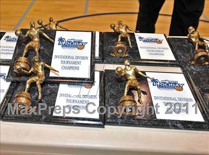 Thumbnail 2 in Mater Dei vs. Lincoln (MaxPreps Holiday Classic) photogallery.